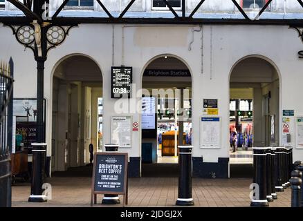 Brighton UK 21st Giugno 2022 - e' molto piu' tranquillo del normale alla stazione di Brighton il primo giorno di azione industriale da parte del sindacato RMT che interessa la corsa dei treni attraverso il paese . : Credit Simon Dack / Alamy Live News Foto Stock