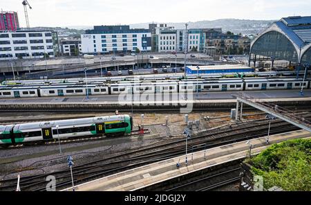 Brighton UK 21st Giugno 2022 - e' molto piu' tranquillo del normale alla stazione di Brighton il primo giorno di azione industriale da parte del sindacato RMT che interessa la corsa dei treni attraverso il paese . : Credit Simon Dack / Alamy Live News Foto Stock