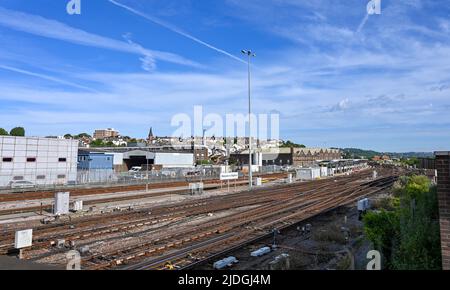 Brighton UK 21st Giugno 2022 - e' molto piu' tranquillo del normale alla stazione di Brighton il primo giorno di azione industriale da parte del sindacato RMT che interessa la corsa dei treni attraverso il paese . : Credit Simon Dack / Alamy Live News Foto Stock