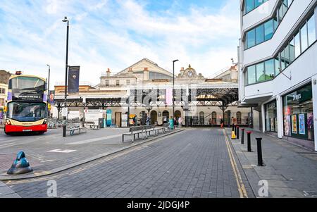 Brighton UK 21st Giugno 2022 - e' molto piu' tranquillo del normale alla stazione di Brighton il primo giorno di azione industriale da parte del sindacato RMT che interessa la corsa dei treni attraverso il paese . : Credit Simon Dack / Alamy Live News Foto Stock