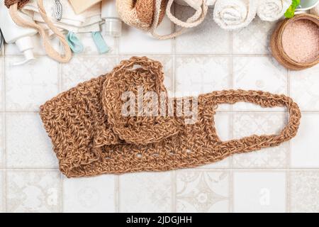 materiali naturali per accessori da bagno. spugne da bagno, salviette, sapone e asciugamani su sfondo chiaro. Foto Stock