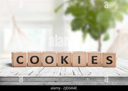 Biscotti parola su blocchi di legno in un luminoso soggiorno con piante verdi Foto Stock