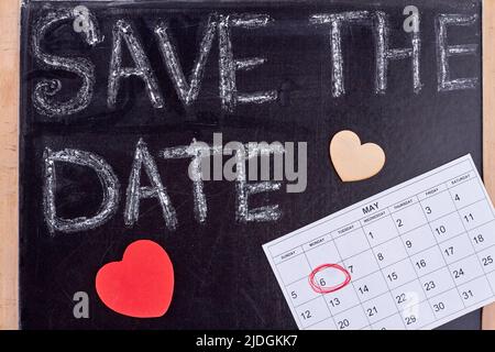 Salva il concetto di data con cuori di carta. Calendario con data circondata. Foto Stock