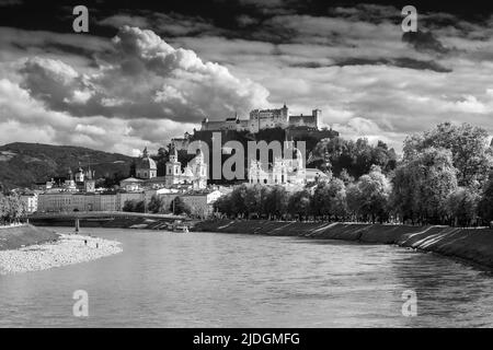 Al tramonto, vista sul fiume Salzach, la città vecchia, la fortezza di Hohensalzburg. Salisburgo. Austria. Europa. Bianco e nero orizzontale. Foto Stock