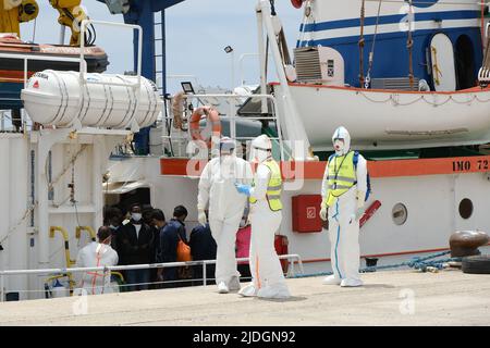 Pozzallo, provincia di Ragusa, Italia, 9 giugno, sbarco dalla nave di soccorso italiana di nome Mare Jonio con 92 migranti dalla Libia il 2022 a Pozzallo. Nello stesso giorno un'altra ong Seawatch3 sbarcò con più di 300 migranti. Foto Stock
