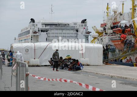 Pozzallo, provincia di Ragusa, Italia, 9 giugno, sbarco dalla nave di soccorso italiana di nome Mare Jonio con 92 migranti dalla Libia il 2022 a Pozzallo. Nello stesso giorno un'altra ong Seawatch3 sbarcò con più di 300 migranti. Foto Stock