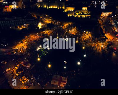 Tbilisi, Georgia - 20th giugno 2022: Panoramica aerea delle persone in occasione del grande evento europeo-pro rally. Migliaia di persone in manifestazione pacifica. Ra. Pro-Europa Foto Stock