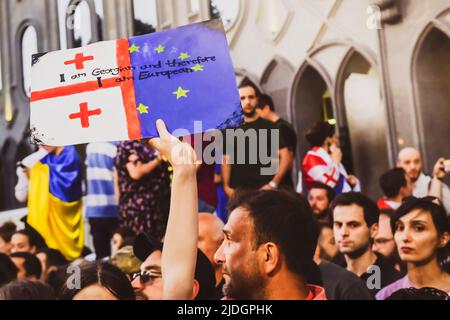 Tbilisi, Georgia - 20th giugno 2022: Persone con manifesti in occasione del grande evento europeo-pro rally. Migliaia di persone in manifestazione pacifica. Pro-Europe r Foto Stock