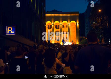 Tbilisi, Georgia - 20th giugno 2022: Panoramica aerea delle persone in occasione del grande evento europeo-pro rally. Migliaia di persone in manifestazione pacifica. Ra. Pro-Europa Foto Stock