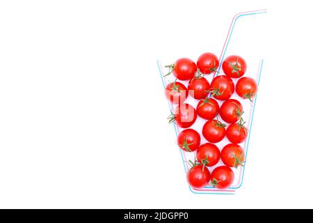 Composizione a base di pomodori piatti creativa composta da pomodori freschi da cocktail e cannucce da bere isolate su sfondo bianco con spazio copia. Foto Stock