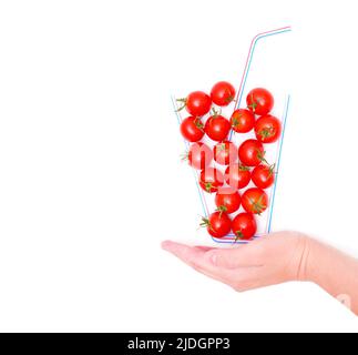 Composizione piatta del cocktail di pomodoro a base di pomodori freschi da cocktail e cannucce da bere in mano isolate su sfondo bianco con spazio copia. Foto Stock