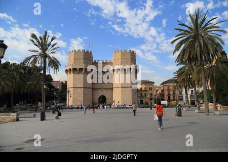VALENCIA, SPAGNA - 18 MAGGIO 2017: Le Torri Seranos sono le antiche porte conservate delle fortificazioni medievali della città (14th secolo). Foto Stock
