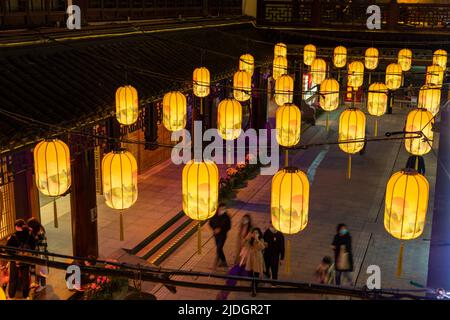 Le famose lanterne illuminate sono esposte all'interno di Yu Yuan, Yu Garden, durante il Festival delle Lanterne nell'anno dell'Ox. Foto Stock