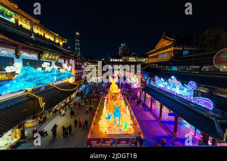 Le famose lanterne illuminate sono esposte all'interno di Yu Yuan, Yu Garden, durante il Festival delle Lanterne nell'anno dell'Ox. Foto Stock