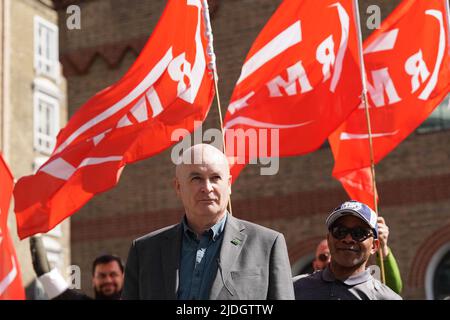 Il segretario generale della RMT Mick Lynch su una linea di picket fuori dalla stazione di King's Cross St Pancras a Londra, mentre i membri del sindacato ferroviario, marittimo e dei trasporti iniziano il loro sciopero a livello nazionale insieme ai lavoratori della metropolitana di Londra in un'amara disputa su retribuzione, posti di lavoro e condizioni. Data foto: Martedì 21 giugno 2022. Foto Stock