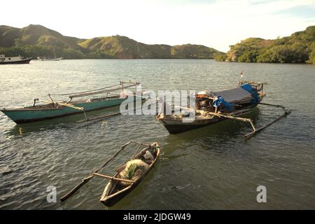 Barche da pesca sulle acque costiere di Loh Buaya nell'isola di Rinca, una parte del Parco Nazionale di Komodo a West Manggarai, Nusa Tenggara Est, Indonesia. Foto Stock