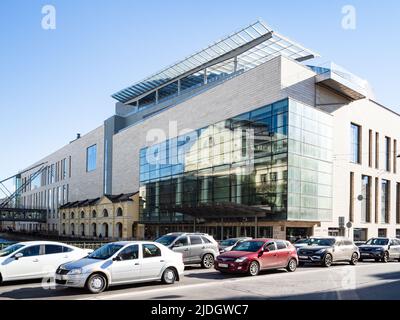 San Pietroburgo, Russia - 13 maggio 2022: Traffico auto vicino alla seconda tappa del Teatro Mariinsky Accademico di Stato sulla Decembrists Street nella città di San Pietroburgo Foto Stock