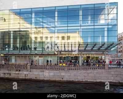 San Pietroburgo, Russia - 13 maggio 2022: Ingresso della seconda tappa del Teatro accademico di Stato Mariinsky sul canale nella città di San Pietroburgo, Russia sulla sunn Foto Stock