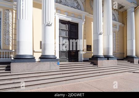 San Pietroburgo, Russia - 14 maggio 2022: Ingresso al Museo russo di Etnografia sulla Piazza delle Arti nella città di San Pietroburgo nella soleggiata mattinata primaverile Foto Stock