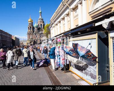 San Pietroburgo, Russia - 14 maggio 2022: Gente sul mercato di souvenir di strada sul argine del canale di Griboyedov vicino alla Chiesa del Salvatore sul Spill Foto Stock
