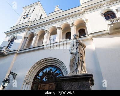 San Pietroburgo, Russia - 14 maggio 2022: Statua dell'apostolo Pietro di fronte alla Chiesa luterana di San Pietro e San Paolo (Petrikirche, Chiesa di San Pietro Foto Stock