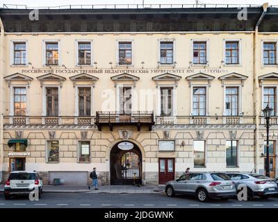 San Pietroburgo, Russia - 14 maggio 2022: Porta d'ingresso all'ufficio dell'Università Pedagogica di Stato Russa in nome Di A i Herzen a San Pietroburgo Foto Stock