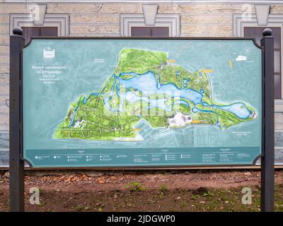 GATCHINA, Russia - 15 maggio 2022: Mappa del parco all'aperto intorno al Palazzo nella città di Gatchina. GATCHINA è la città più grande dell'Oblast di Leningrad, è meglio conosciuta Foto Stock
