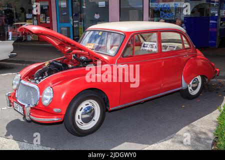 Una berlina 1955 DKW 3=6 di colore rosso brillante, una vettura tedesca, in una mostra d'auto classica. Tauranga, Nuova Zelanda Foto Stock