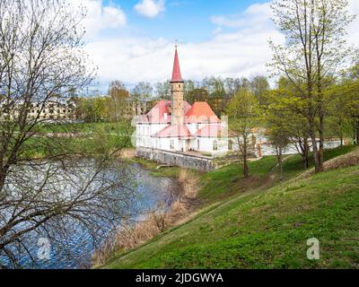 GATCHINA, Russia - 15 maggio 2022: Vista del Palazzo del Priorato sulla riva del Lago Nero in primavera nella città di Gatchina. Palazzo GATCHINA ha ricevuto l'UNESCO World HE Foto Stock