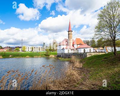 GATCHINA, Russia - 15 maggio 2022: Palazzo del Priorato sulla riva del Lago Nero in primavera nella città di Gatchina. Il Palazzo GATCHINA ha ricevuto il Patrimonio Mondiale dell'Umanita' dell'UNESCO Foto Stock