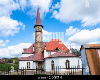 GATCHINA, Russia - 15 maggio 2022: Cortile del Palazzo Priorato in primavera nella città di Gatchina. Il Palazzo GATCHINA ha ottenuto lo status di patrimonio mondiale dell'UNESCO Foto Stock