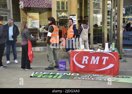 Manchester, Regno Unito, 21st giugno 2022. Pickets fuori dalla stazione ferroviaria di Piccadilly, Manchester, Regno Unito, come sciopero ferroviario nazionale inizia. Credit: Terry Waller/Alamy Live News Foto Stock