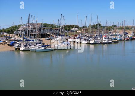 Littlempton, West Sussex, Regno Unito. Arun Yacht Club. Clubhouse si trova tra dune di sabbia sulla riva occidentale del fiume Arun. Barche ormeggiate a pontoni galleggianti. Foto Stock