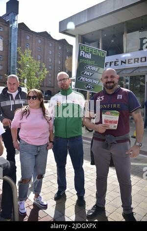 Manchester, Regno Unito, 21st giugno 2022. Pickets fuori dalla stazione ferroviaria di Piccadilly, Manchester, Regno Unito, come sciopero ferroviario nazionale inizia. Credit: Terry Waller/Alamy Live News Foto Stock