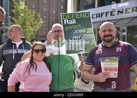 Manchester, Regno Unito, 21st giugno 2022. Pickets fuori dalla stazione ferroviaria di Piccadilly, Manchester, Regno Unito, come sciopero ferroviario nazionale inizia. Credit: Terry Waller/Alamy Live News Foto Stock