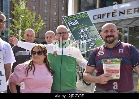 Manchester, Regno Unito, 21st giugno 2022. Pickets fuori dalla stazione ferroviaria di Piccadilly, Manchester, Regno Unito, come sciopero ferroviario nazionale inizia. Credit: Terry Waller/Alamy Live News Foto Stock