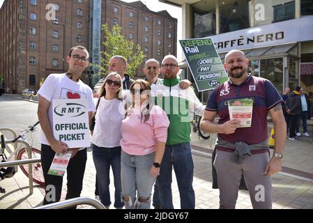 Manchester, Regno Unito, 21st giugno 2022. Pickets fuori dalla stazione ferroviaria di Piccadilly, Manchester, Regno Unito, come sciopero ferroviario nazionale inizia. Credit: Terry Waller/Alamy Live News Foto Stock