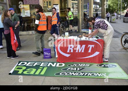 Manchester, Regno Unito, 21st giugno 2022. Pickets fuori dalla stazione ferroviaria di Piccadilly, Manchester, Regno Unito, come sciopero ferroviario nazionale inizia. Credit: Terry Waller/Alamy Live News Foto Stock