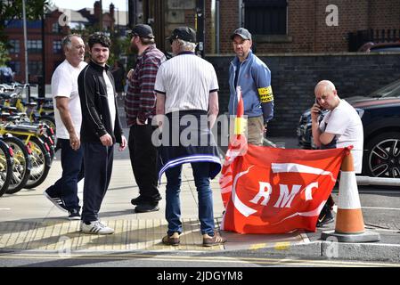 Manchester, Regno Unito, 21st giugno 2022. Pickets fuori dalla stazione ferroviaria di Piccadilly, Manchester, Regno Unito, come sciopero ferroviario nazionale inizia. Credit: Terry Waller/Alamy Live News Foto Stock