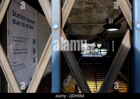 Turnpike Lane Station, Londra, Regno Unito. 21st giugno 2022. La metropolitana e gli scioperi ferroviari nazionali. Stazione della metropolitana chiusa, Piccadilly Line. Credit: Matthew Chattle/Alamy Live News Foto Stock