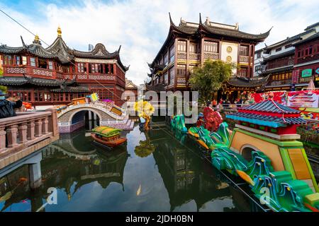 Un turista zig-zag il loro senso attraverso il famoso ponte nove-giring a Yu Yuan durante la festa della lanterna. Foto Stock