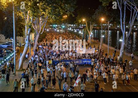 Tbilisi, Georgia. 20th giugno 2022. I manifestanti pro-UE marciano verso Piazza Europa durante la manifestazione. Dopo la decisione della Commissione europea che ha raccomandato il rifiuto dello status di candidato dell'Unione europea (Unione europea) alla Georgia, migliaia di persone hanno marciato attraverso il centro di Tbilisi esprimendo le loro opinioni chiedendo al contempo di aderire all'Unione europea. Credit: SOPA Images Limited/Alamy Live News Foto Stock