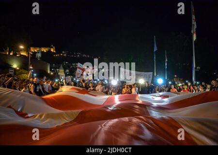 Tbilisi, Georgia. 20th giugno 2022. I manifestanti pro-UE hanno ondato una grande bandiera georgiana durante la manifestazione. Dopo la decisione della Commissione europea che ha raccomandato il rifiuto dello status di candidato dell'Unione europea (Unione europea) alla Georgia, migliaia di persone hanno marciato attraverso il centro di Tbilisi esprimendo le loro opinioni chiedendo al contempo di aderire all'Unione europea. Credit: SOPA Images Limited/Alamy Live News Foto Stock