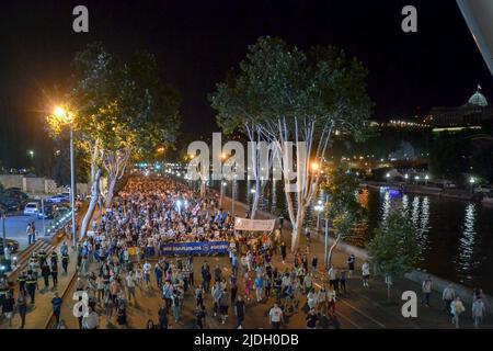 Tbilisi, Georgia. 20th giugno 2022. I manifestanti pro-UE marciano verso Piazza Europa durante la manifestazione. Dopo la decisione della Commissione europea che ha raccomandato il rifiuto dello status di candidato dell'Unione europea (Unione europea) alla Georgia, migliaia di persone hanno marciato attraverso il centro di Tbilisi esprimendo le loro opinioni chiedendo al contempo di aderire all'Unione europea. Credit: SOPA Images Limited/Alamy Live News Foto Stock