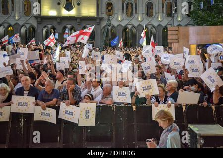 Tbilisi, Georgia. 20th giugno 2022. I dimostranti pro-UE hanno scritto su di loro "noi siamo l'Europa” durante la manifestazione. Dopo la decisione della Commissione europea che ha raccomandato il rifiuto dello status di candidato dell'Unione europea (Unione europea) alla Georgia, migliaia di persone hanno marciato attraverso il centro di Tbilisi esprimendo le loro opinioni chiedendo al contempo di aderire all'Unione europea. Credit: SOPA Images Limited/Alamy Live News Foto Stock