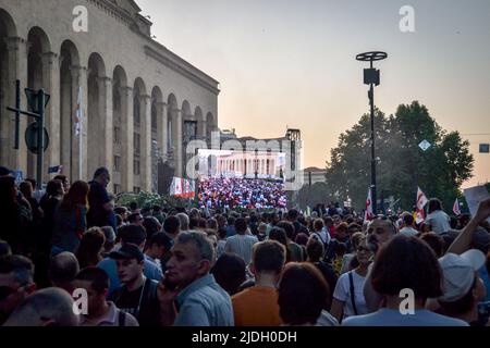 Tbilisi, Georgia. 20th giugno 2022. I manifestanti pro-UE si riuniscono di fronte all'edificio del Parlamento durante la manifestazione. Dopo la decisione della Commissione europea che ha raccomandato il rifiuto dello status di candidato dell'Unione europea (Unione europea) alla Georgia, migliaia di persone hanno marciato attraverso il centro di Tbilisi esprimendo le loro opinioni chiedendo al contempo di aderire all'Unione europea. Credit: SOPA Images Limited/Alamy Live News Foto Stock