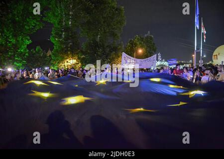 Tbilisi, Georgia. 20th giugno 2022. I manifestanti pro-UE hanno vessato una grande bandiera europea durante la manifestazione. Dopo la decisione della Commissione europea che ha raccomandato il rifiuto dello status di candidato dell'Unione europea (Unione europea) alla Georgia, migliaia di persone hanno marciato attraverso il centro di Tbilisi esprimendo le loro opinioni chiedendo al contempo di aderire all'Unione europea. Credit: SOPA Images Limited/Alamy Live News Foto Stock