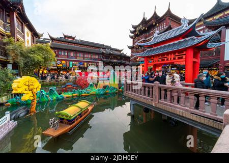 Un turista zig-zag il loro senso attraverso il famoso ponte nove-giring a Yu Yuan durante la festa della lanterna. Foto Stock