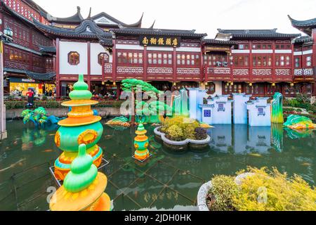 Un turista zig-zag il loro senso attraverso il famoso ponte nove-giring a Yu Yuan durante la festa della lanterna. Foto Stock