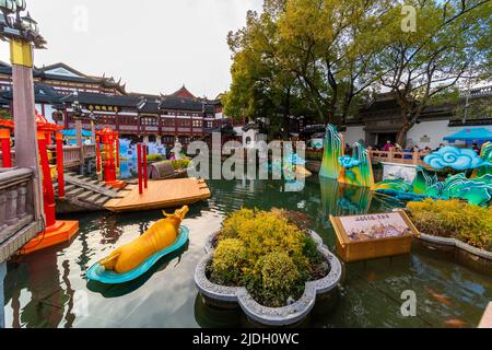 Un turista zig-zag il loro senso attraverso il famoso ponte nove-giring a Yu Yuan durante la festa della lanterna. Foto Stock